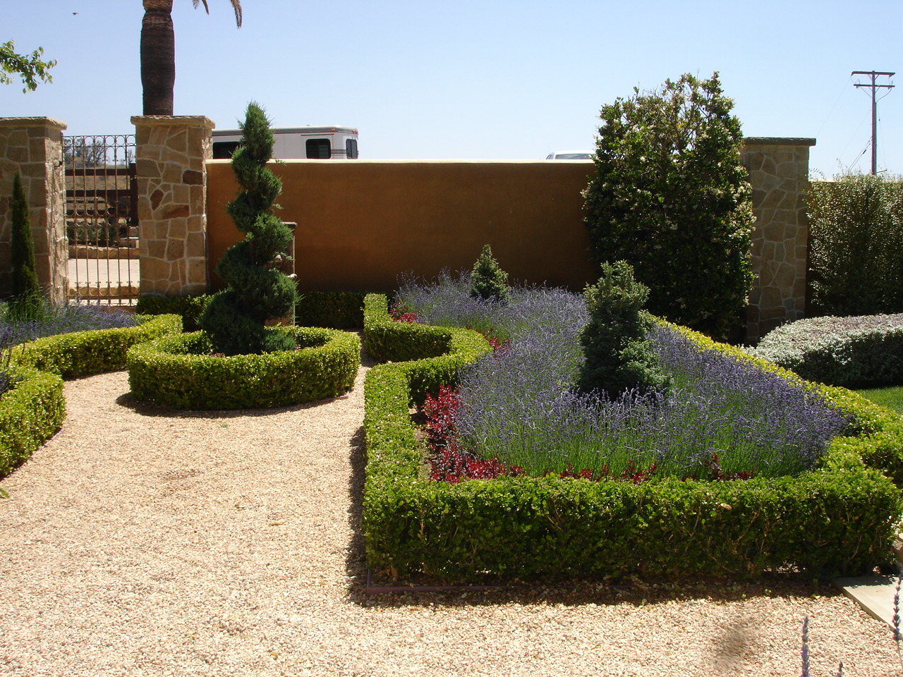 https://atmospherelandscapes.com/wp-content/uploads/2016/01/formal-Garden-2.jpg